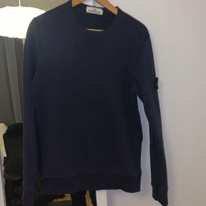 stone island sweatshirt - stone island sweatshirt blå, storlek s. använd men ändå i bra skick. Köpt för 1200kr.