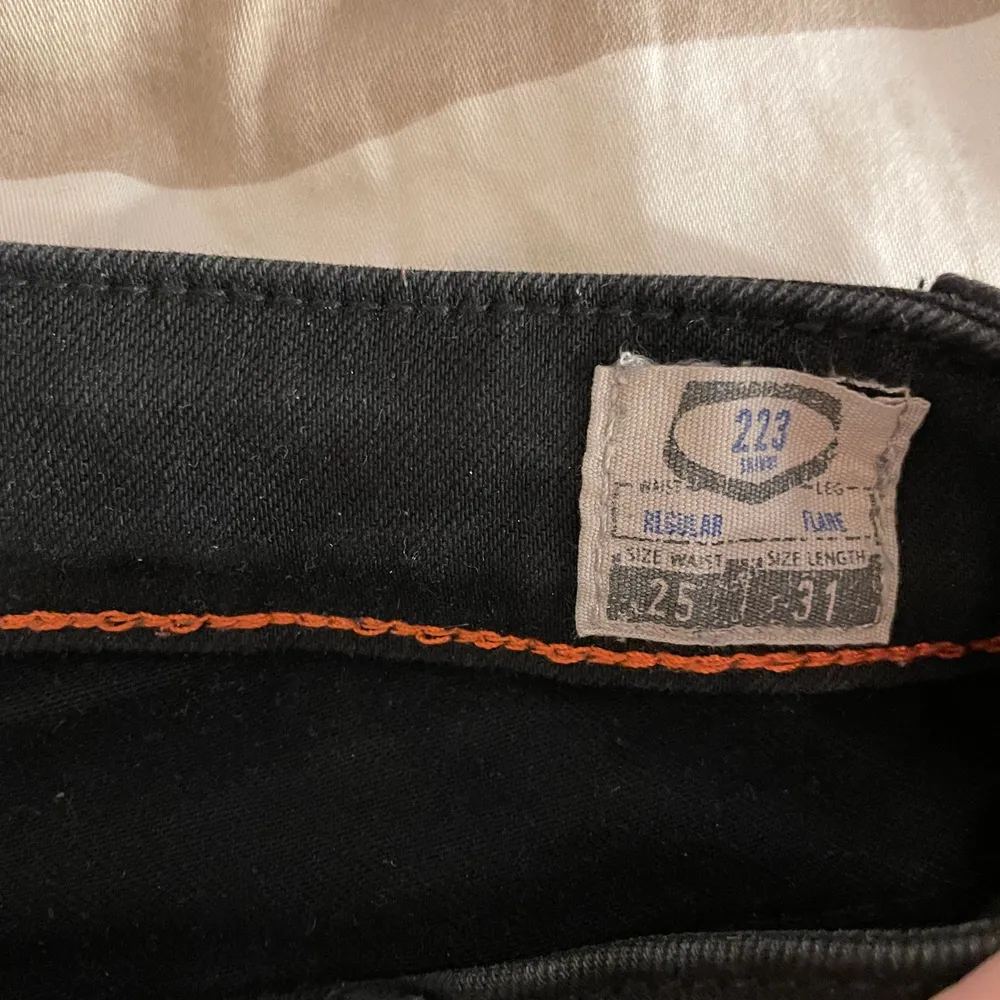 svarta bootcut jeans, försmå för mig därav säljer jag dom.. Jeans & Byxor.