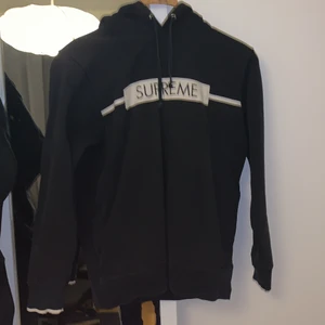 supreme hoodie - supreme twill tip hoodie, storlek M. använd fåtal gånger, så bra skick. Köpt för 1500kr.