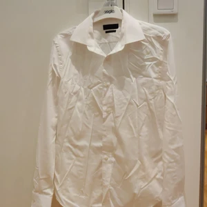 Riley skjorta - Säljer nu min Riley skjorta, M, gratis frakt om snabb deal 