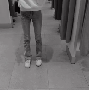 Low waisted jeans! - Detta är ett par låg midjas jeans från hm, dem är i storlek 34 men passar även 32! Jag säljer dessa pågrund utan av att jag inte gillar dem längre! Inte använda så många gånger. Buda från 150 och uppåt!