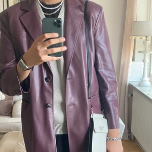Läderblazer  - M/L skinnkavaj från i syntetläder, produktionsplagg därav endast en vit lapp. Jag är kille på 190cm så den blir lite kort i ärmar och tajt över axlarna på mig. Köpare står för frakt och betalar med swish.❤️
