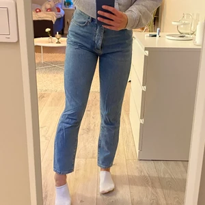 Jeans - Fina jeans från bikbok. Välanvända men inga slitningar. De är i storlek S. 90kr + frakt 66kr 🤍🤍🤍