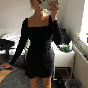 Svart klänning hm - Svart klänning med puffärmar från HM!!