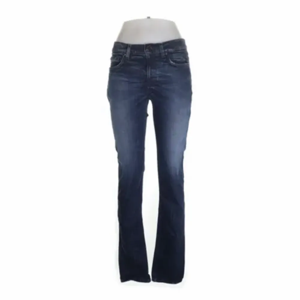 stretchiga mörkblå mid rise acne jeans med straight fit. köparen står för frakt ❤️ stretchiga jeans så passar 34 eller 36. buda med minst 10kr❤️. Jeans & Byxor.