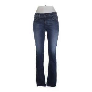 stretchiga mörkblå mid rise acne jeans med straight fit. köparen står för frakt ❤️ stretchiga jeans så passar 34 eller 36. buda med minst 10kr❤️