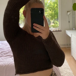 Brun stickad tröja - Säljer en skitcool brun stickad magtröja, passar Xs/S beroende på hur man vill att den ska sitta. Kolla gärna in mina andra annonser eller skriv för frågor! 💓💓