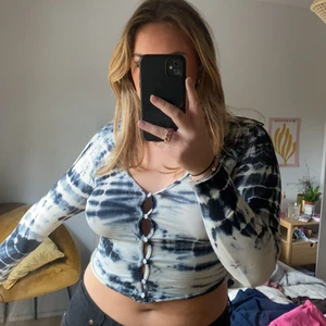 Tie dye - Tie dye tröja från Weekday, superfin men är lite för liten för mig. Kroppad i modellen men är i nyskick. Använd 1 gång innan. 😋