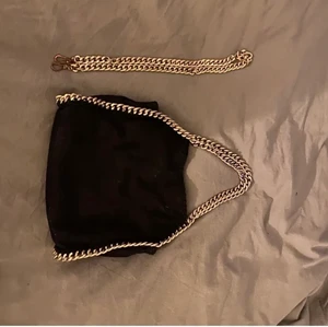 Väska - Superfin väska som är väldigt lik orginalet (inte äkta), kjedja medföljer. Frakt tillkommer💓KÖP DIREKT FÖR 300