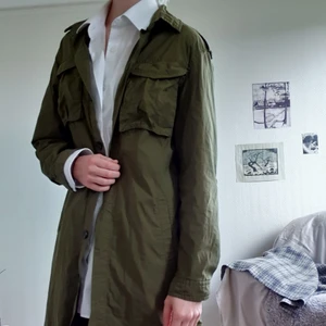 Grön Kappa med skärp  - Skitsnygg militärgrön kappa med skärp som går att ta loss! 