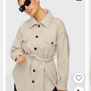 Nelly trend jacka 32 - NLY Trend My Dearest Shacket.                                                            storlek 32 knappt  använd ! Det är färgen beige som är slutsåld 