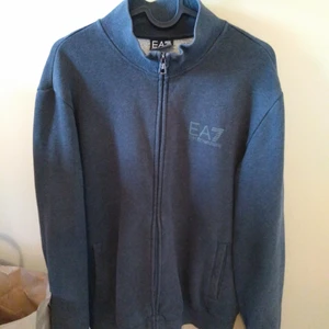 Emporio Armani ziptröja strl M - Väldigt bra skick.