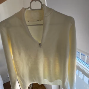 Trendig tröja  - Säljer min snygga trendiga tröja ifrån NaKD, då jag tänkte köpa nya höst kläder, köparen står för frakten 48kr💗💗