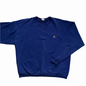 Vintage sweatshirt  - Skick 6/10, det finns ett par fläckar på tröjan (se bilder) och den är även lite uppriven på ena mudden.         Står XL i tröjan men passar mer som L