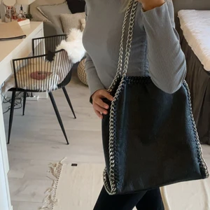 Stella McCartney liknande väska  - Fin stella McCartney liknande väska! Inte använd så mycket och är i fint skick!💓 buda i komentaren, eller köp dirket för 500kr 