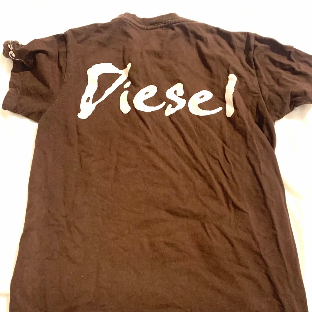 brun tshirt från diesel i bra skick!. T-shirts.