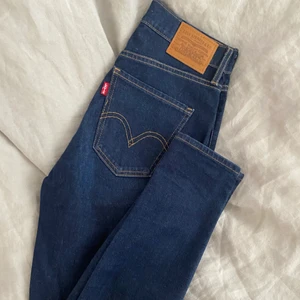 Levis jeans - Säljer ett par Levis jeans som är helt nya och bara använda 1 gång!!! Dom är storlek 26. Om du vill ha bilder hur dom sitter på skriv. Säljer för 500kr ❤️nypris 1100kr