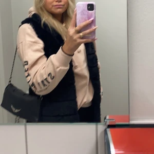 Hoodie med tryck  - Ljusrosa hoodie från Pull and Bear. Snyggt tryck på armarna och på framsidan. Det är stl S. 