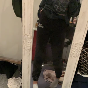 Svarta mjukisar i strl xs💕💕 - INTRESSEKOLL på dessa suupersköna mjukisar ifrån team sportia! De är i strl xs men passar även för de som har small i storlek🥰💕☺️De är knappt använda och i bra skick, inga fläckar utan min spegel som är smutsig✨💕Nypris: 400