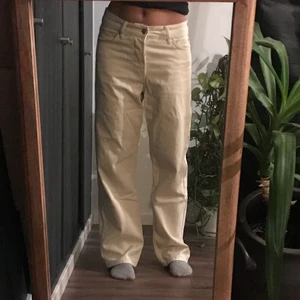 Beigea lågmidjade jeans - Snygga beiga lågmidjade jeans. Det finns inbyggt ”skärp” som jag gjort själv för att kunna dra åt i midjan. Jag har även sytt upp jeansen på längden, jag är 164 så man kan utgå från det. Väldigt bra skick och använda fåtal gånger. Köparen står för frakten! 