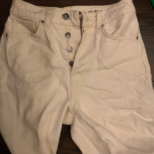 Jeans - Säljer dessa super fina utsvängda vita jeans från Gina för att dom inte passar längre💔köpte de för 600kr. Inte alls använda mycket💕