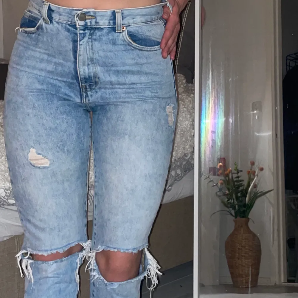 Säljer mina Dr. Denim (köpta på Nelly.com) ripped jeans pga att garderoben måste rensas 🌺 kommer lägga ut mer så följ gärna om ni vill göra lite fynd ✨ Tror passformen beror mycket på din kroppstyp (jag har vida höfter).. Jeans & Byxor.