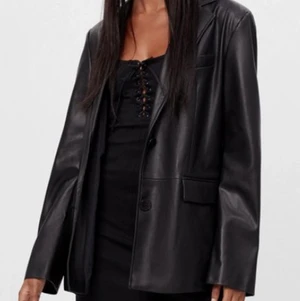 faux skinnjacka - säljer denna faux skinnjackan från bershka! köpt på zalando för 399 kr (exklusive frakt). den är helt oanvänd ^^ dm för frågor! 