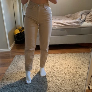 Beige jeans  - Beige jeans, sitter jättebra i midjan! Använda en gång, säljer pga att dom inte används. Frakt tillkommer 