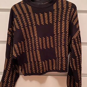 Stickad tröja - Stickad tröja med mönster från Gina tricot. Kommer tyvärr inte till användning längre, använd några få gånger men är som i ny skick. 