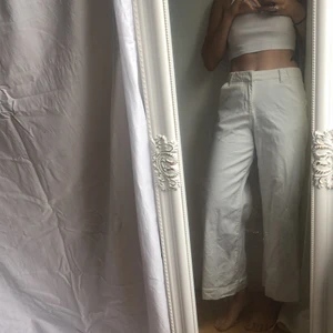 Vita raka byxor - Vita raka byxor i jeans material!!! Från zara för flera år sedan men fortfarande extremt bra kvalitet på dem. Passar xs - s. 