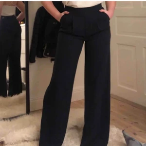 Vida kostymbyxor  - Mörkblå vida kostymbyxor från Sthlm, jätte snygga och bekväma. Men dom har tyvärr blivit försmå för mig. 