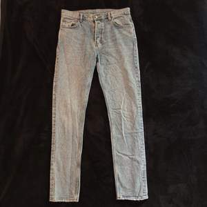 Ljusblå Weekday jeans, storlek 31/32, rak passform. Säljes då de nästan aldrig använts, därav är de utan defekter och nästan i nyskick. Nypris 499. Kan samfraktas.