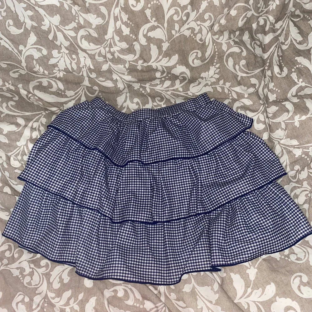 Säljer denna jättefina trendiga kjol då den är lite för liten på mig💗 Den är köpt här på Plick och den första bilden är lånad från den tidigare säljaren! Den är verkligen så söt och skulle passa super på en S-XS i storlek! Det tillkommer frakt💗. Kjolar.