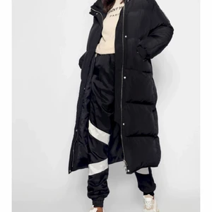 Lång vinterjacka vadderad - Använd 2 ggr. Som ny. Nypris 1170 kr på Boohoo, just nu rea för 790 kr. Storlek 42. Är lite oversize-modell men skulle säga att den passar både en Medium som jag, och en large. Säljes pga av att den tyvärr inte blev använd så mycket, även om jag älskar jackan 