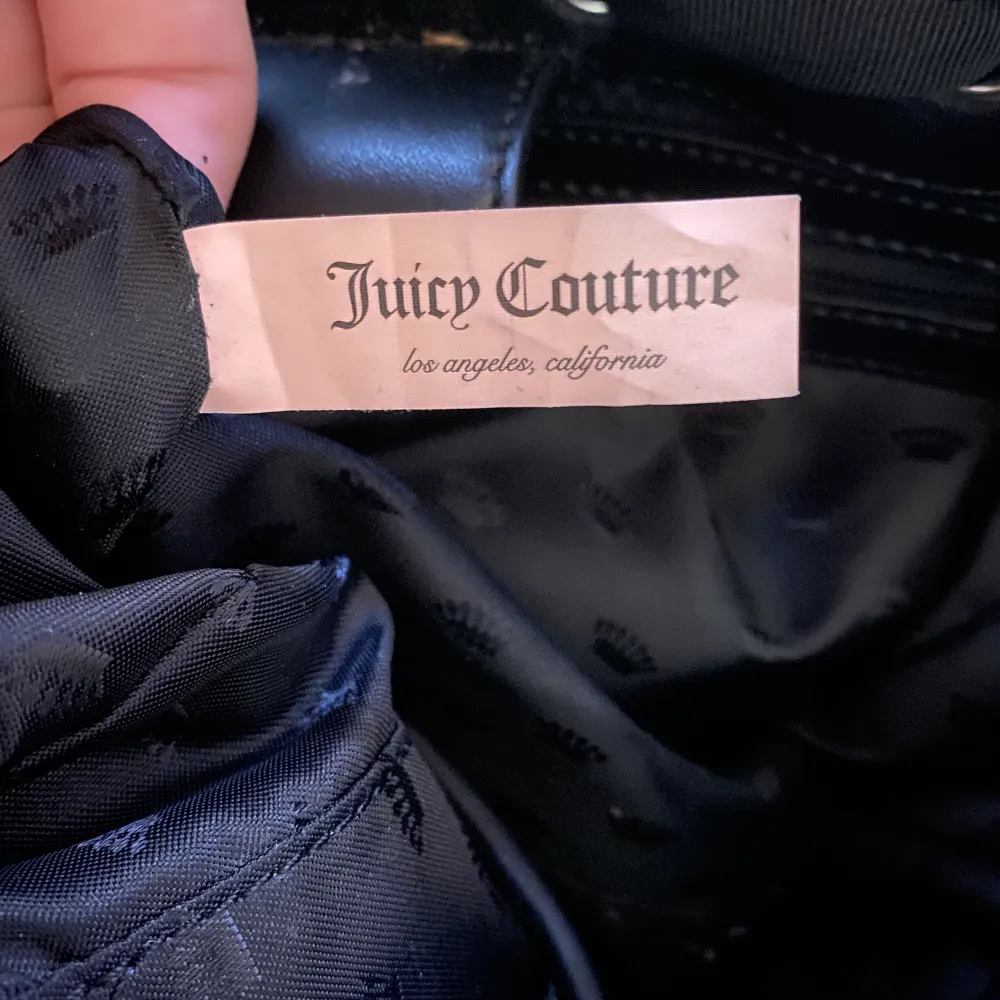 En skit snygg Juicy couture väska i helt nyskick! Använt en gång på stan💖 alla rhinestones sitter kvar, lite skrapat på undersidan men syns nästan inte💖 kontakta för intresse eller mer info😇 31cm lång och 21cm djup . Väskor.