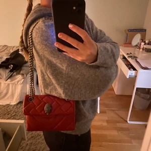 Kurt geiger väska!!!!🥸🥸 - ❌INTRESSEKOLL❌ på denna fina röda väska från Kurt geiger i den lilla storleken😻😻😋köpt i våras och använd ganska mycket men fortfarande i skick som ny!!!Höjd 14cm, längd 20cm❤️❤️❤️HÖGSTA BUD: 1500kr