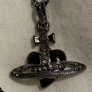 Mitt favorit halsband! - Ett så fint alternativt halsband i mörk metall med hjärtat istället för den vanliga orbiten. Spårbar frakt✨🥰 (kolla min samlade anons för dessa smycken för frågor om autenticitet). Pris är såklart förhandlingsbart👍