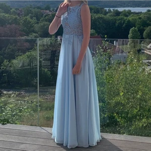 Balklänning  - (Lägger upp igen) Säljer min superfina balklänning✨💕 den är använd en gång. Skriv till mig om du har några frågor eller vill ha fler bilder💓 (nypris 1200:-)