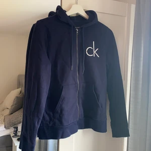 Calvin Klein tröja - Marinblå Calvin Klein tröja med vitt & svart tryck i storlek S💓💓