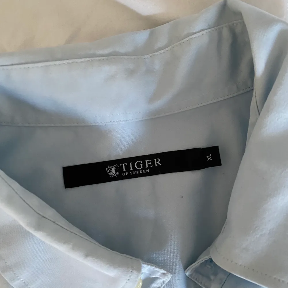Kortärmad skjorta ifrån Tiger of sweden, storlek XL men som en oversized M. Köparen står för frakt💓. Skjortor.