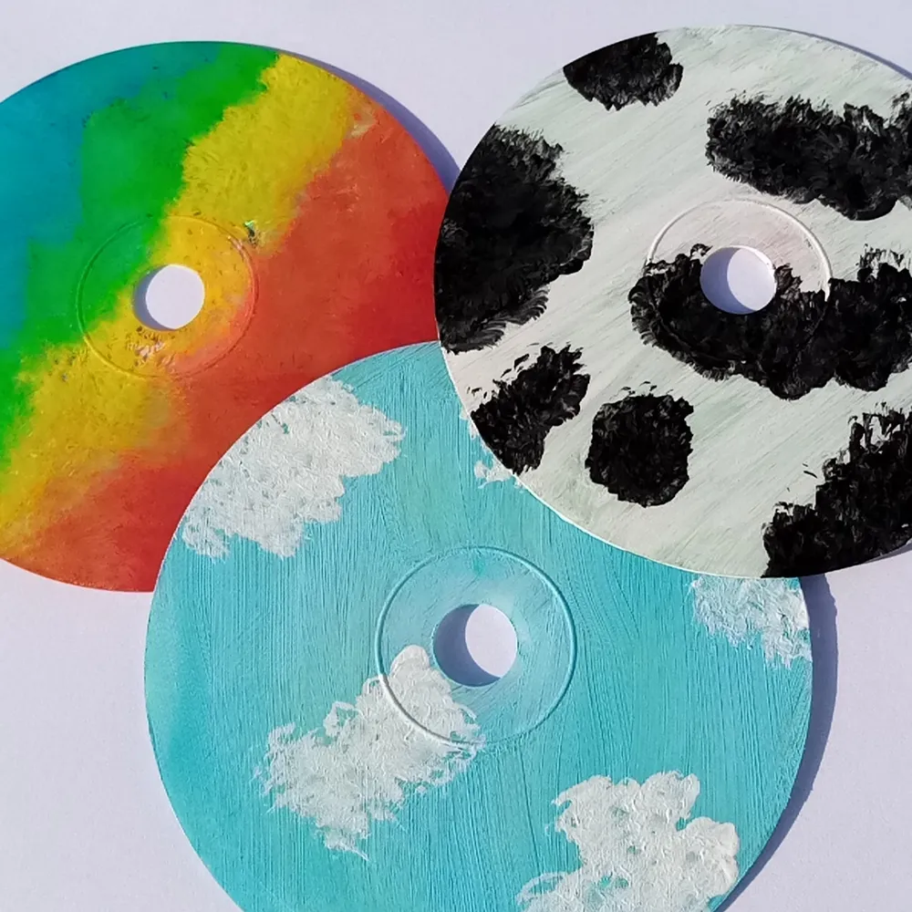 Olika mönster på CD skivor (kan också önskas mönster) målat själv. 😇. Accessoarer.