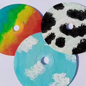Olika mönster på CD skivor (kan också önskas mönster) målat själv. 😇