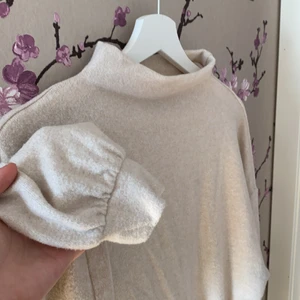 Tröja från Gina Tricot - Beige populär tröja med lite ”polokrage” från Gina Tricot. Inte stickad, men ändå ganska tjock och varm. Perfekt nu på hösten! Passar bra på mig som brukar ha M.