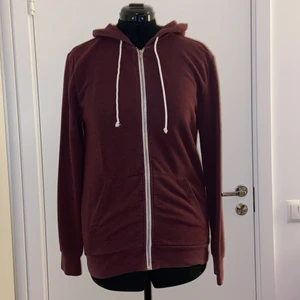 Vinröd Hoodie med dragkedja  - Munkjacka med dragkedja och 2 framfickor. Köpt från HM i storlek M, använd men bra skick