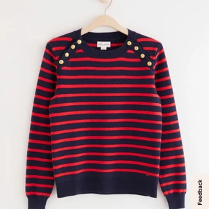 Svart röd randig tröja  - Skit snygg, slutsåld, randig tröja från Holly White💓 köpt för 399kr💓 bra skick och knappt använd🥰 passar bra till både kjol och jeans💓