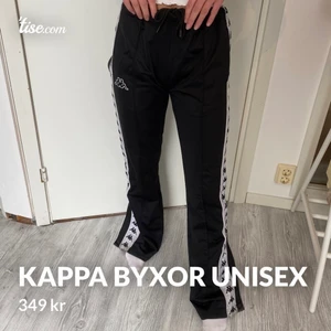 Svarta kappa byxor unisex  - Kappa byxor i strlk XS, däremot ganska stora i storleken. Köpta för något år sedan men aldrig kommit till användning så de är i bra skick. Jag är 1,60 lång och på mig är byxorna ganska långa. De har även knappar längs båda sidorna som man kan öppna upp. Kan mötas upp i Stockholm eller frakta antingen 66kr - spårbart paket eller icke spårbart - gratis💕 originalpris ca 700