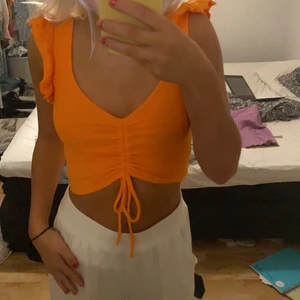 Tröja - Jättesnygg och fin orange tröja från zara som jag endast använt en gång! Super fin färg och passar super bra till det mesta! 
