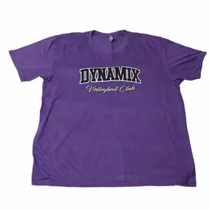 En riktigt Nice lila graphic t-shirt som har ett collegeinspirerat tryck över bröstet samt lite sponsorer på ryggen som faktiskt passar in på stilen. Perfekt när man gillar färger i din garderob!