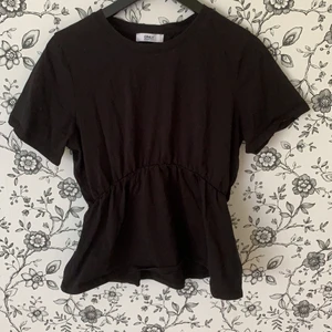 Only T-shirt med resårmidja  - Svart basic T-shirt med resårmidja vilket formar kroppen fint