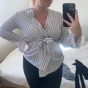 Knytblus i strl M - Så snygg knytblus från hm, är i strl M men passar xs-L. Går att kryta hårt som på bilden eller löst med en snygg bh under! 😍 slits på armarna 
